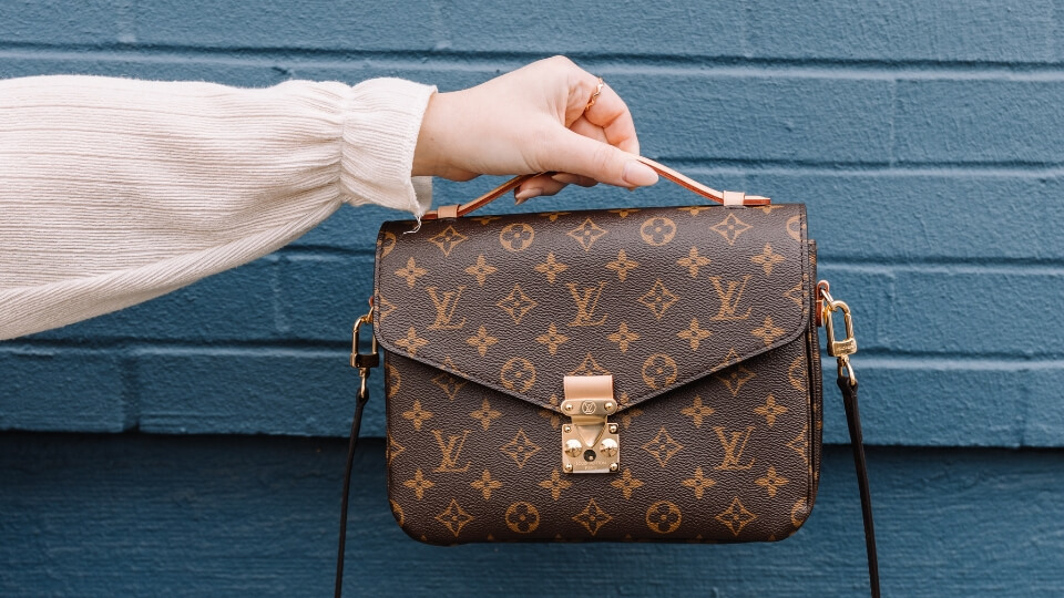 รับซื้อกระเป๋าหลุยส์มือสอง (Louis Vuitton) ทุกรุ่น ให้ราคาสูง ประเมินราคาฟรี ขายกระเป๋า Louis Vuitton ของคุณ ติดต่อได้ที่นี่! รับเงินทันที